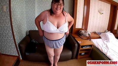 Paks Jaapani ema näitab oma tohutuid tisse ja naudib seksimänguasja. 51-aastane Aasia ema räägib oma seksuaalkogemustest. Yukiko 1 OSAKAPORN rasvane milf